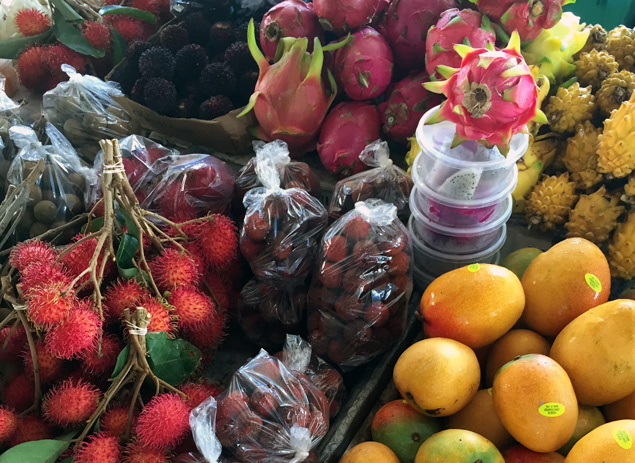 exotic fruits at a Hawaii farmers market